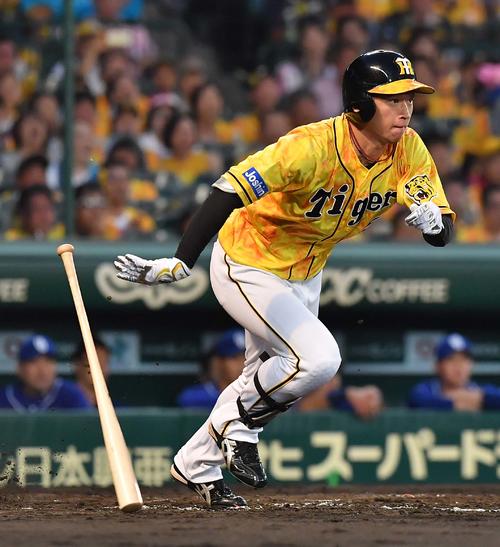 阪神対中日　2回裏阪神2死三塁、一塁へ同点適時内野安打を放つ近本光司（撮影・上田博志）