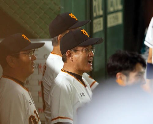 巨人対広島　3回裏巨人1死満塁、ゲレーロの適時打に笑顔を見せる原監督（中央）（撮影・垰建太）