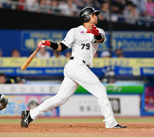 ロッテ対オリックス　5回裏ロッテ2死、マーティンは右越えソロ本塁打を放つ（撮影・滝沢徹郎）