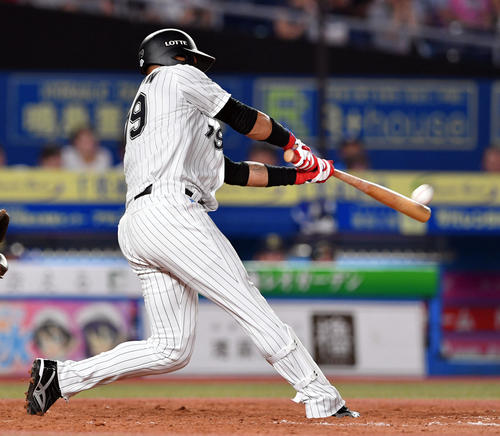 ロッテ対オリックス　5回裏ロッテ2死、マーティンは右越えソロ本塁打を放つ（撮影・滝沢徹郎）