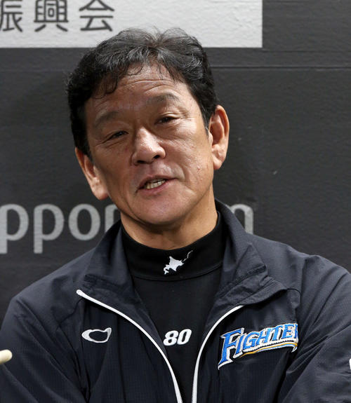 日本ハム対楽天　試合前、囲み取材を受ける日本ハム栗山監督（撮影・佐藤翔太）