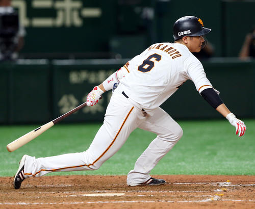 巨人対広島　4回裏巨人1死一、三塁、適時内野安打打を放つ坂本勇（撮影・垰建太）