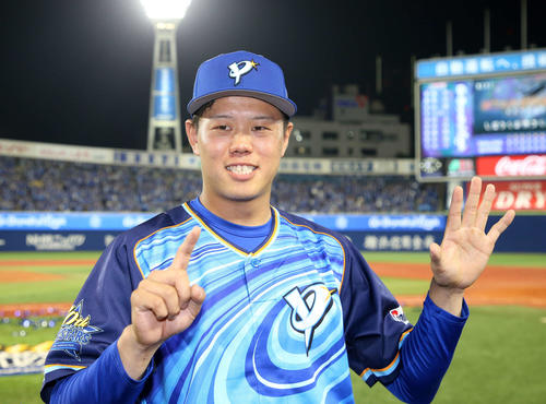 DeNA対ヤクルト　6連勝し笑顔を見せるDeNA上茶谷（撮影・鈴木正人）