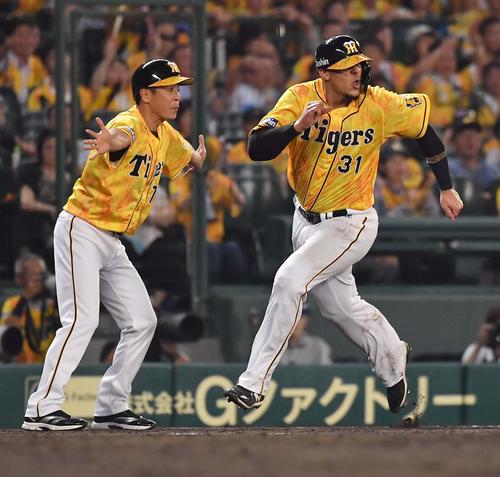 阪神対中日　6回裏阪神無死一塁、糸原健斗の右中間適時打で藤本敦士コーチの制止を振り切り生還するジェフリー・マルテ（撮影・上田博志）