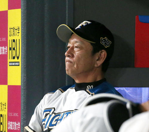 ベンチで厳しい表情の日本ハム栗山監督（撮影・佐藤翔太）