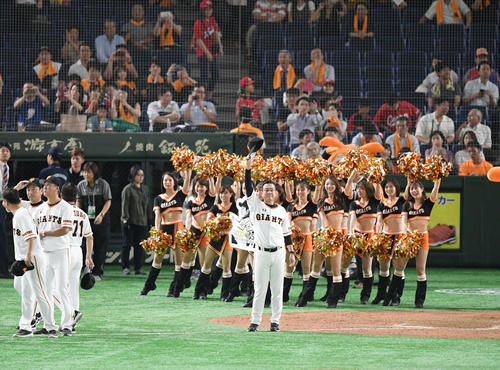 巨人対広島　広島に勝利して1000勝目を挙げ、歓声に応える巨人の原辰徳監督（撮影・加藤諒）
