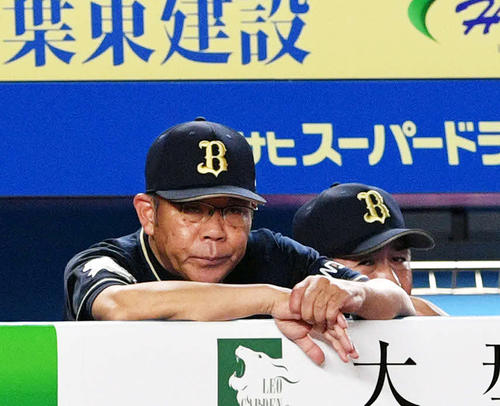 ベンチで渋い表情の西村監督（撮影・滝沢徹郎）