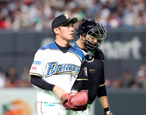 日本ハム対楽天　先制を許しベンチに戻る日本ハム吉川と宇佐見（右奥）（撮影・佐藤翔太）