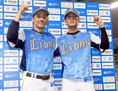 西武対ソフトバンク　お立ち台で笑顔を見せる西武今井（右）と栗山（撮影・たえ見朱実）