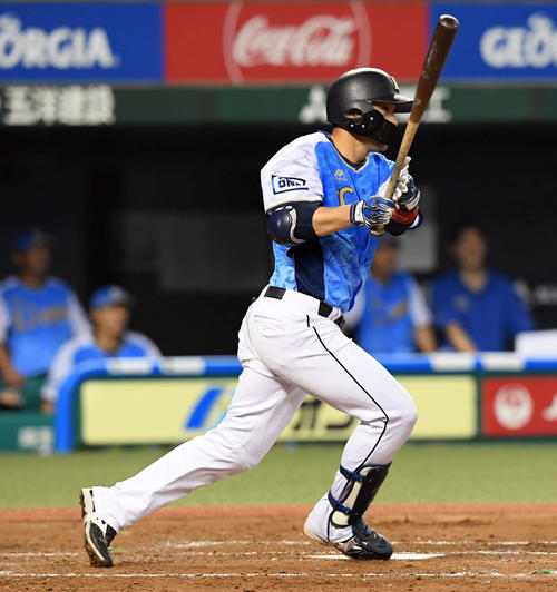 西武対ソフトバンク　4回裏西武1死二、三塁、右前に適時打を放つ栗山（撮影・たえ見朱実）