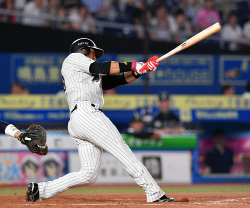 ロッテ対オリックス　7回裏ロッテ無死一塁、、マーティンは右前適時二塁打を放つ（撮影・滝沢徹郎）