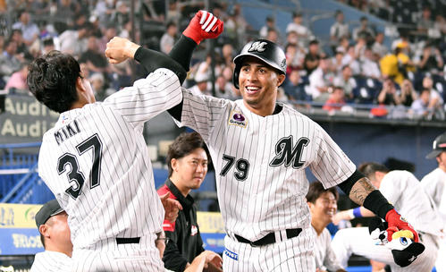ロッテ対オリックス　5回裏ロッテ2死、右越えソロ本塁打を放ったマーティン（右）は生還し三木とタッチを交わす（撮影・滝沢徹郎）