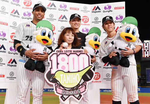 ロッテ対オリックス　試合後、お立ち台で1800試合のアナウンスを務めた谷保さん（手前）と記念撮影する、後列左からマーティン、岩下、鈴木（撮影・滝沢徹郎）