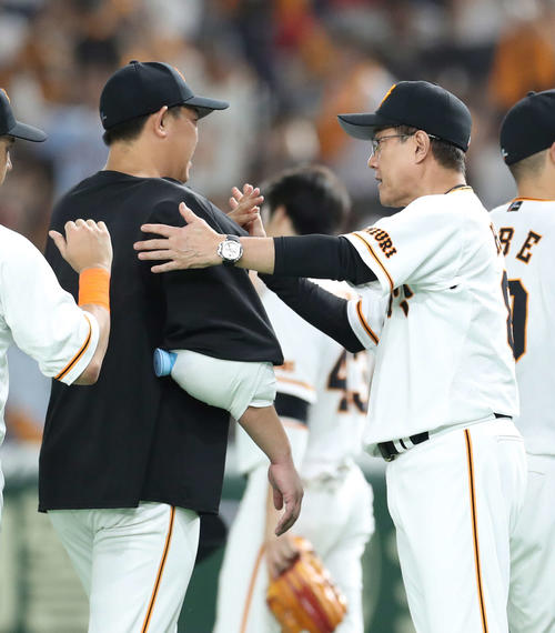巨人対広島　広島を下し監督通算1000勝を達成した原監督（右）は勝利投手の山口を迎える（撮影・河野匠）