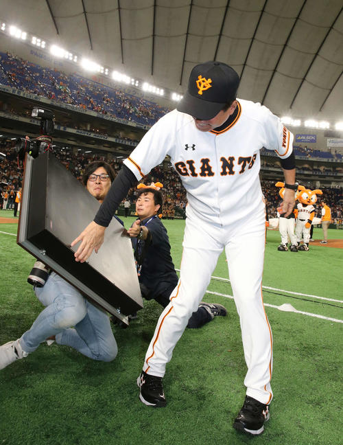 巨人対広島　監督通算1000勝を達成した巨人原監督は受け取ったプリザーブドフラワーを落としてしまい、本紙垰カメラマンが足で受け止める（撮影・河野匠）