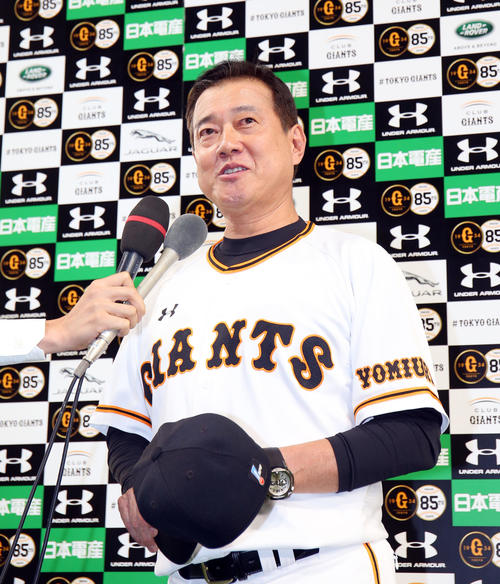 巨人対広島　広島に勝ち監督通算1000勝利を達成した巨人原監督はお立ち台でヒーローインタビューを受ける（撮影・垰建太）