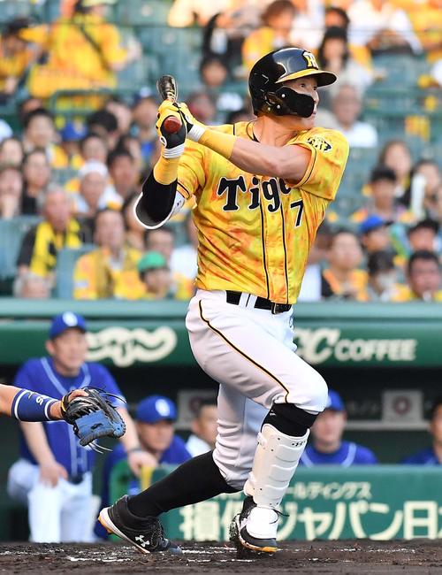 阪神対中日　1回裏阪神1死一塁、右前安打を放つ糸井嘉男（撮影・上田博志）