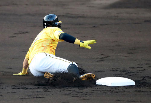 阪神対中日　1回裏阪神2死一、三塁、糸井嘉男は打者福留孝介のとき二塁盗塁を決める（撮影・加藤哉）
