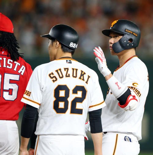 巨人対広島　6回裏巨人無死一、二塁、適時打を放ちベンチに手を振る坂本勇（右）（撮影・垰建太）