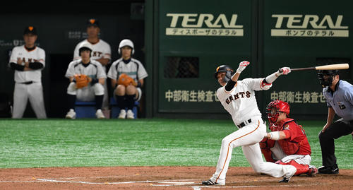巨人対広島　6回裏巨人無死一、二塁、左前適時打を放つ坂本勇。左は原監督（撮影・横山健太）