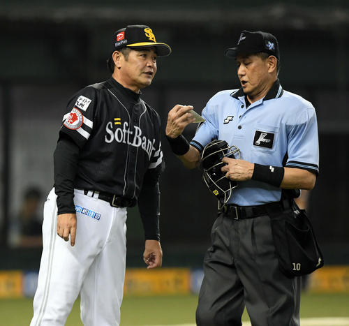 西武対ソフトバンク　7回裏、投手の交代を告げるソフトバンク工藤公康監督（撮影・たえ見朱実）