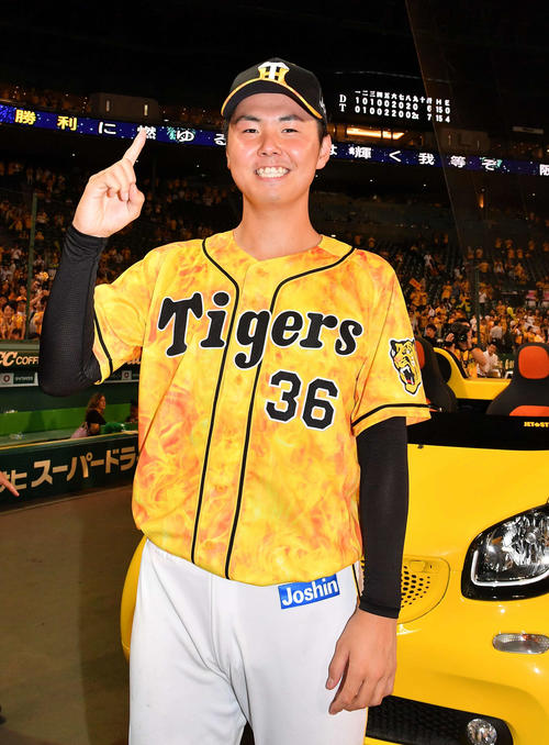 阪神対中日　プロ初勝利を挙げ笑顔を見せる浜地（撮影・上田博志）