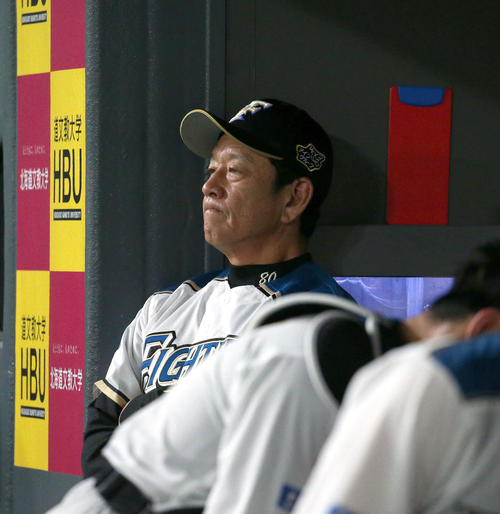 日本ハム対楽天　ベンチで厳しい表情の日本ハム栗山監督（撮影・佐藤翔太）