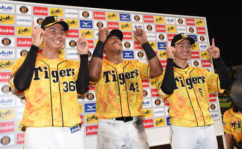 阪神対中日　ヒーローインタビューを終え笑顔でポーズをとる左から浜地真澄、ヤンハービス・ソラーテ、近本光司（撮影・奥田泰也）
