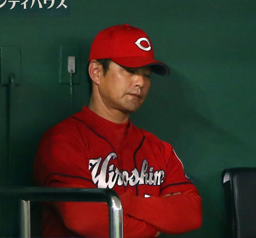 巨人対広島　6回裏巨人無死一、二塁、坂本勇に適時打を許しベンチで腕を組みさえない表情の緒方監督（撮影・垰建太）