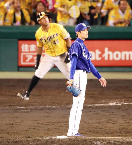 阪神対中日　9回裏阪神無死一塁、岡田はソラーテに左越えサヨナラ2点本塁打を浴びる（撮影・加藤哉）
