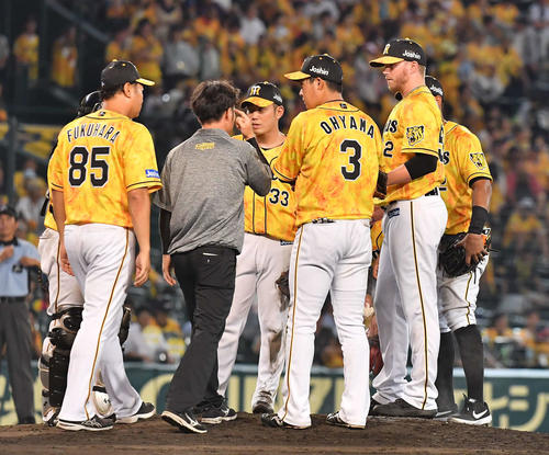 8回表中日2死一、二塁、ピンチを背負ったジョンソン（右）に集まる阪神ナイン（撮影・上田博志）