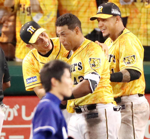阪神対中日　9回裏阪神無死一塁、矢野監督は左越え2点サヨナラ本塁打を放ったソラーテ（中央）を笑顔で迎える（撮影・加藤哉）