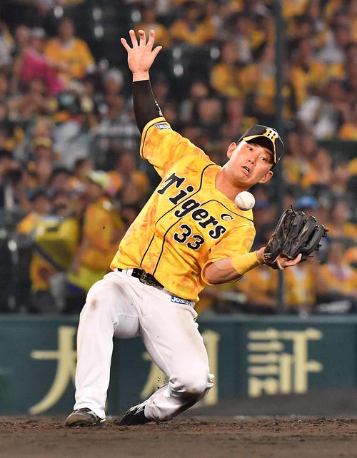 阪神対中日　8回表中日1死、遠藤の飛球を落とす糸原（撮影・上田博志）