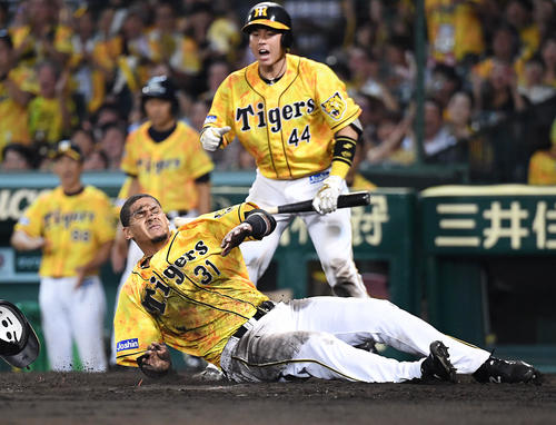 阪神対中日　6回裏阪神無死一塁、糸原の右中間適時二塁打で藤本コーチの制止を振り切り生還するマルテ（撮影・奥田泰也）