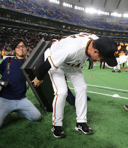 巨人対広島　監督通算1000勝を達成した巨人原監督は受け取ったプリザーブドフラワーを落としてしまい、本紙垰カメラマンが足で受け止める（撮影・河野匠）