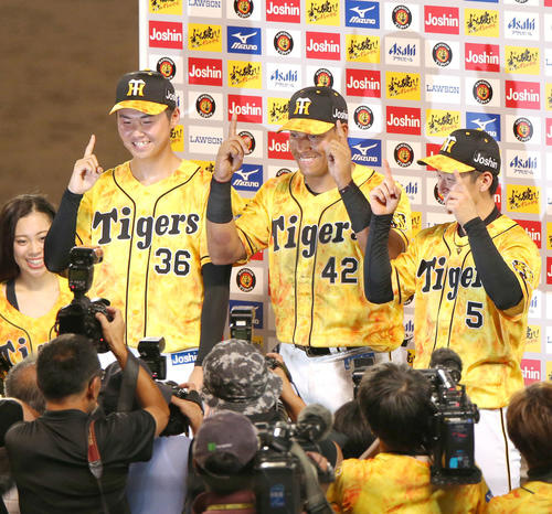 阪神対中日　ヒーローインタビューでポーズを決める左から浜地、ヤソラーテ、近本（撮影・上山淳一）