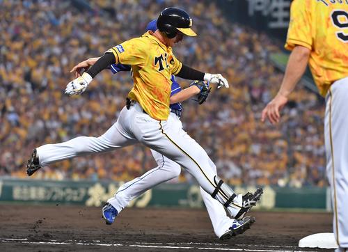 阪神対中日　2回裏阪神2死三塁、近本（左）は足で稼いで一塁同点適時打とする（撮影・上田博志）