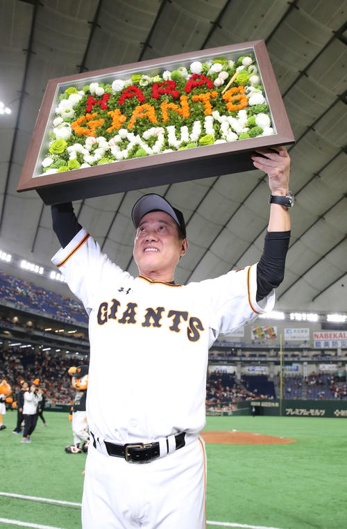 巨人対広島　監督通算1000勝を達成した巨人原監督は記念のプリザーブドフラワーを掲げる（撮影・河野匠）
