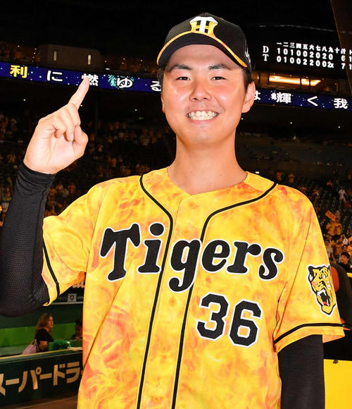 阪神対中日　プロ初勝利を挙げ笑顔を見せる浜地（撮影・上田博志）
