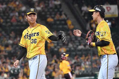 阪神対中日　9回表を無失点に抑えた浜地は、植田とタッチ（撮影・上田博志）
