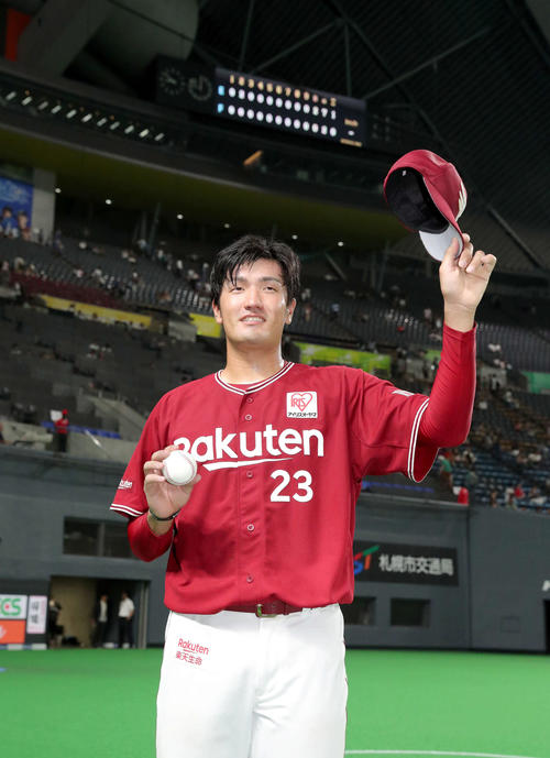 日本ハム対楽天　完封でプロ初勝利を挙げスタンド応援席からの声援に応える楽天弓削（撮影・佐藤翔太）