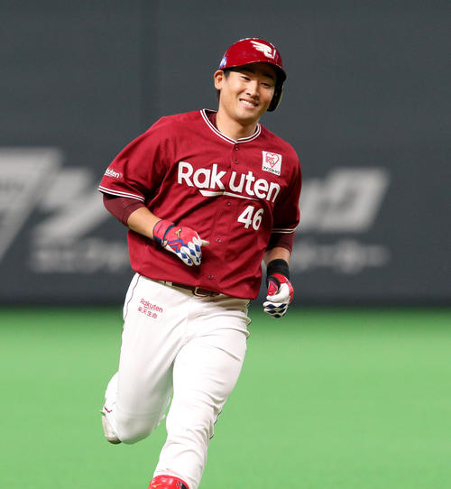 日本ハム対楽天　2回表楽天2死二塁、先制となる右越え2点本塁打を放ち笑顔でダイヤモンドを一周する下水流（撮影・佐藤翔太）