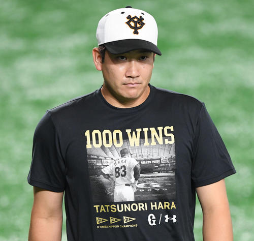 巨人対広島　試合開始前、原監督の1000勝を記念するTシャツを着て練習する巨人の菅野（撮影・加藤諒）