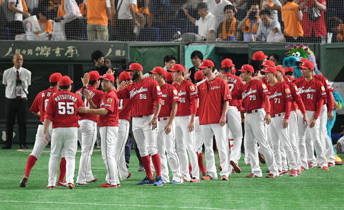 巨人対広島　巨人に勝利し、喜ぶ広島ナイン（撮影・加藤諒）