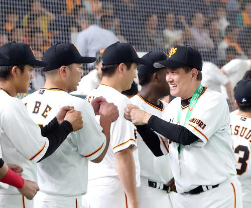 巨人対広島　試合前、監督通算1000勝の連盟表彰を受けた巨人原監督（中央）は出迎えるナインとグータッチを交わす（撮影・垰建太）