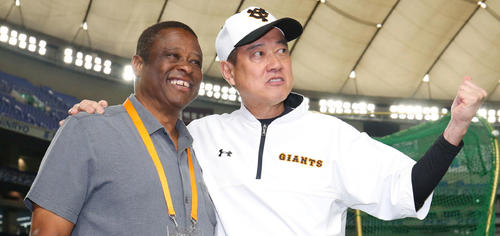 巨人対広島　試合前、激励に訪れたクロマティ氏（左）とポーズを決める巨人原監督（撮影・垰建太）