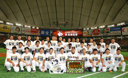 広島に勝ち監督通算1000勝を達成し記念写真に納まる巨人原監督（前列中央右）（撮影・垰建太）