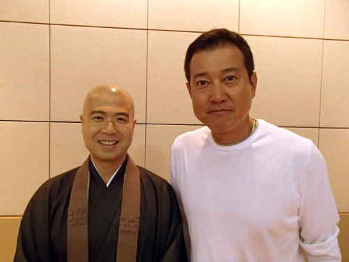 14年12月、記念撮影に納まる巨人原監督（右）と「大阿闍梨（あじゃり）」の塩沼亮潤住職