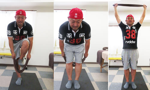 左からタオルを両手に持ち左足の下を通す、（中）右足も通す、（右）背中を通し頭上で掲げる