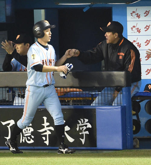 原辰徳監督（右）に迎えられる松本哲也（2014年5月23日撮影）
